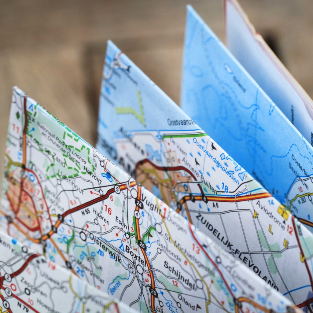 Comment choisir une carte du monde : nos coups de cœur - GPS, Cartes,  Accessoires & Guides de Voyage - Aux Quatre Points Cardinaux
